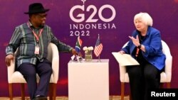 Janet Yellen, secretaria del Tesoro de los EEUU, habla con el Ministro de Finanzas de Sudáfrica, Enoch Godongwana, al margen de la Reunión de Ministros de Finanzas del G20 en Nusa Dua, Bali, Indonesia, el 16 de julio de 2022. Sonny Tumbelaka/Pool vía REUTERS