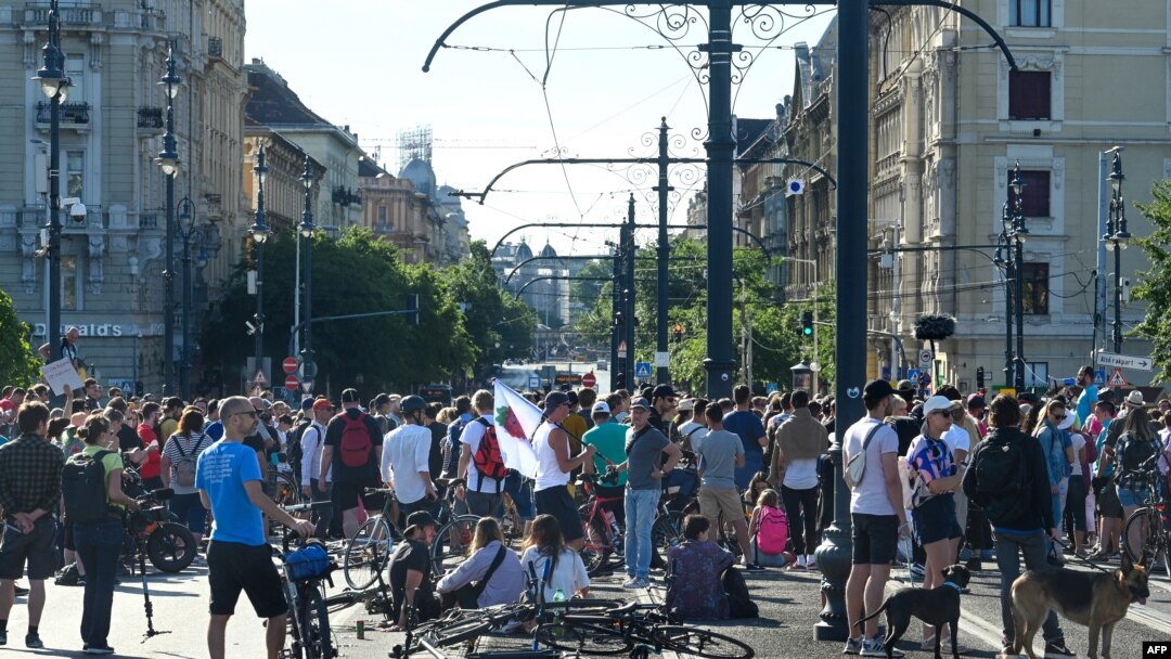 Peserta memblokir lalu lintas di salah satu jembatan yang paling ramai di Budapest, Jembatan Margaret, 18 Juli 2022, pada hari ketujuh demonstrasi menentang pemerintah atas perubahan pajak yang menurut para kritikus akan merugikan usaha kecil. (ATTILA KISBENEDEK / AFP)