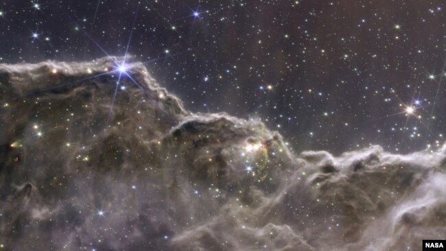 “Mjegullnaja Carina”, rreth 7 mijë e 600 vjet-drite larg. Një vit-drite është rreth 9 trilionë kilometra.