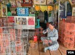 Kong Kouen prepares hundreds of prawn traps, in Kampong Loung village of Pursat province, Tonle Sap Lake, on May 04, 2022. (Khan Sokummono/VOA Khmer)