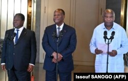 Laurent Gbagbo (à dr.) lisant la déclaration commune à l'invitation de ses pairs.