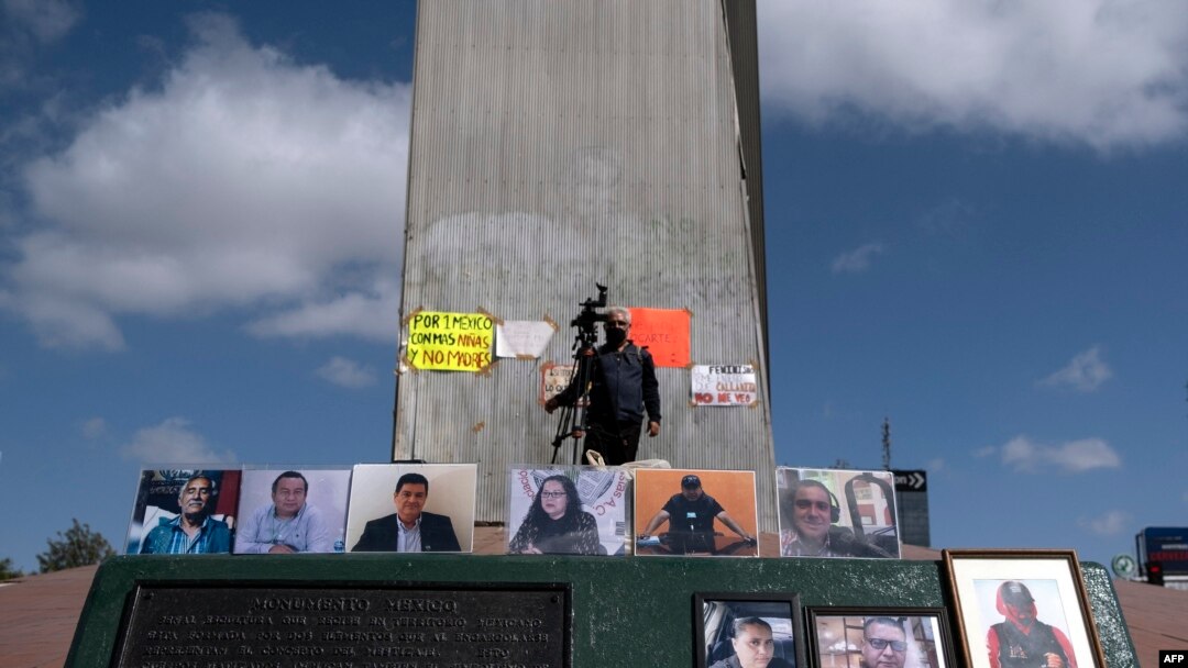 Retratos de miembros de la prensa asesinados se muestran en una protesta en el marco del Encuentro Nacional de Periodistas, en Tijuana, estado de Baja California, México, el 9 de mayo de 2022.