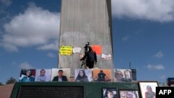 Retratos de miembros de la prensa asesinados se muestran en una protesta en el marco del Encuentro Nacional de Periodistas, en Tijuana, estado de Baja California, México, el 9 de mayo de 2022.