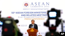 Menteri Luar Negeri Kamboja Prak Sokhonn memberikan keterangan pers usai pertemuan tingkat tinggi menteri-menteri luar negara-negara anggota ASEAN di Phnom Penh, Kamboja, Sabtu, 6 Agustus 2022.(Foto: Heng Sinith/AP)