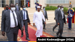 Le général Mahamat Idriss Deby, chef de la junte tchadienne et président de transition (au centre, en boubou).