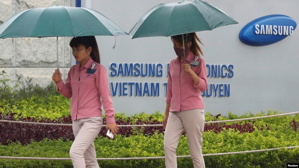 Bên ngoài nhà máy sản xuất của Samsung ở tỉnh Thái Nguyên của Việt Nam. Tập đoàn công nghệ Hàn Quốc là nhà sản xuất chip nhớ lớn nhất thế giới và dự kiến bắt đầu sản xuất linh kiện bán dẫn ở Việt Nam vào năm sau.