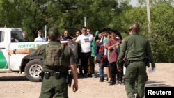 Migrantes que buscan asilo, en su mayoría de Venezuela y Cuba, son transportados por agentes de Aduanas y Protección Fronteriza después de cruzar el río Grande hacia EEUU desde México en Eagle Pass, Texas, el13 de julio de 2022. REUTERS/Go Nakamura