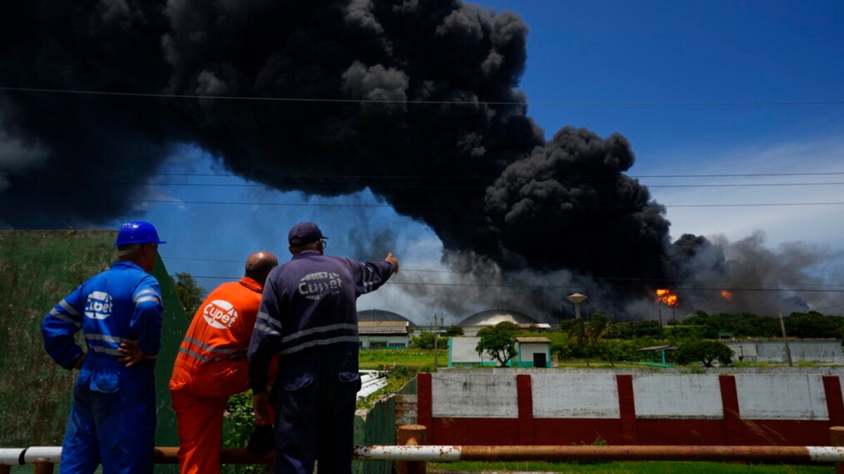 Bomberos combaten enorme incendio en campo petrolero cubano por segundo día