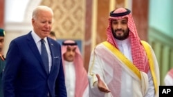 Dalam foto yang dirilis oleh Istana Kerajaan Saudi ini, Putra Mahkota Saudi Mohammed bin Salman (kanan), menyambut Presiden Joe Biden setibanya di istana Al-Salam di Jeddah, Arab Saudi, Jumat, 15 Juli 2022. (Bandar Aljaloud/Saudi Royal Istana via AP)