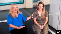 Katie Ray-Jones, CEO National Domestic Violence Hotline (kiri), menghibur ibu Gabby Petito, Nichole Schmidt selama wawancara dengan The Associated Press, Senin, 1 Agustus 2022, di New York. Yayasan Gabby Petito mendonasikan $100,000 ke Hotline. (AP/Julia Nikhinson)