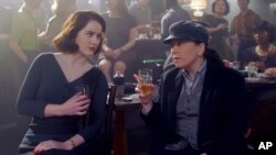 En esta imagen difundida por Amazon Studios, Rachel Brosnahan, a la izquierda, y Alex Borstein en una escena de "The Marvelous Mrs. Maisel". (Amazon Studios vía AP)