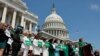 Para perempuan anggota DPR AS dari Partai Demokrat dipimpin Ketua DPR Nancy Pelosi (depan), memberikan dukungan bagi RUU Pemulihan Hak Aborsi di luar gedung Capitol di Washington DC, hari Jumat 15 Juli 2022.