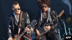 L'acteur Johnny Depp et le guitariste Joe Perry se produisent avec le groupe The Hollywood Vampires au festival de musique Hellfest à Clisson, en France, le 22 juin 2018.