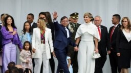 El presidente electo de Colombia, Gustavo Petro, junto con su esposa, Verónica Alcocer García, llegan para su ceremonia de juramentación en la Plaza Bolívar, en Bogotá, Colombia, el 7 de agosto de 2022. REUTERS/Luisa González