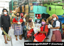 Buruh gendong pasar di Yogyakarta menerima paket makan dari dapur umum, untuk membantu mereka bertahan di masa pandemi COVID-19.