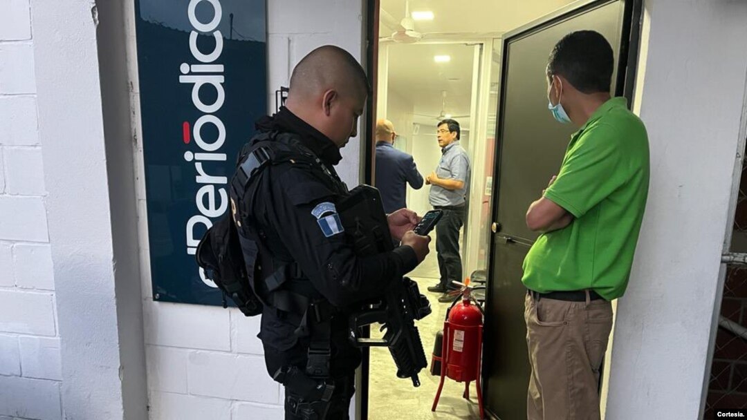 Ministerio Público y Policía en las oficinas del medio El Periódico. Foto: Tomada por LucyChay. Cortesía
