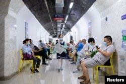 Warga berdiam diri di tempat perlindungan serangan udara untuk menghindari sengatan panas di tengah peringatan gelombang panas di Nanjing, provinsi Jiangsu, China 12 Juli 2022. (China Daily via REUTERS)