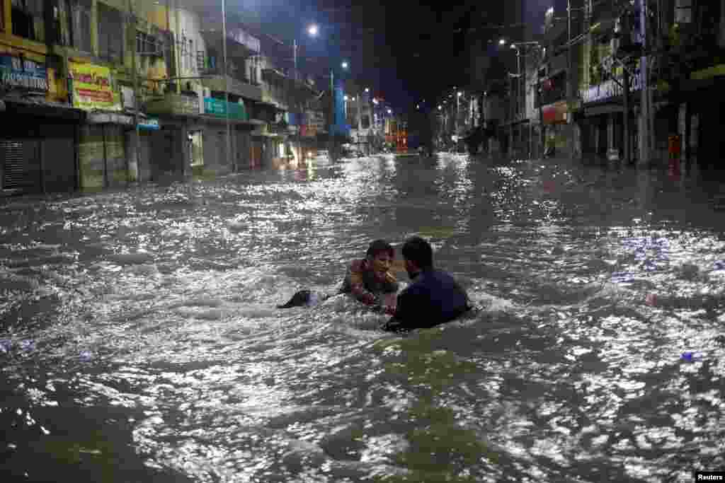 وفاقی اور سندھ حکومت نے شدید بارشوں کے باعث پیر کوکراچی اور حیدرآباد ڈویژن میں عام تعطیل کا اعلان کیا ہے۔ &nbsp;