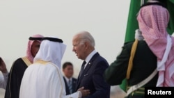 El presidente de los Estados Unidos, Joe Biden, llega al Aeropuerto Internacional Rey Abdulaziz, en Jeddah, Arabia Saudita, el 15 de julio de 2022. REUTERS/Evelyn Hockstein