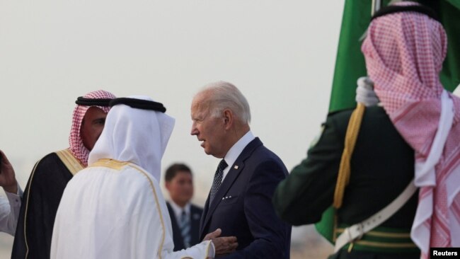 El presidente de los Estados Unidos, Joe Biden, llega al Aeropuerto Internacional Rey Abdulaziz, en Jeddah, Arabia Saudita, el 15 de julio de 2022. REUTERS/Evelyn Hockstein