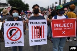 Para pengunjuk rasa memegang plakat dalam aksi demo bertepatan dengan pidato kenegaraan pertama Presiden Filipina Ferdinand Marcos Jr, di Quezon City, pinggiran kota Manila, 25 Juli 2022. (Ted ALJIBE / AFP)