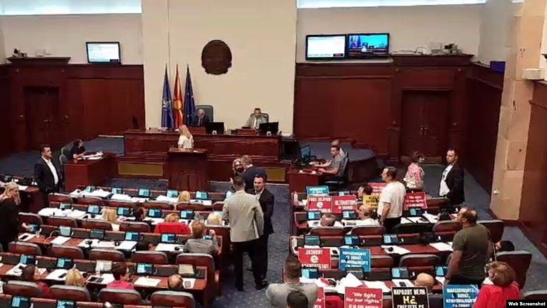 Околу 19 часот беше спречена физичка пресметка меѓу пратеникот од СДСМ, Мартин Костовски и претседателот на Левица, пратеникот Димитар Апасиев