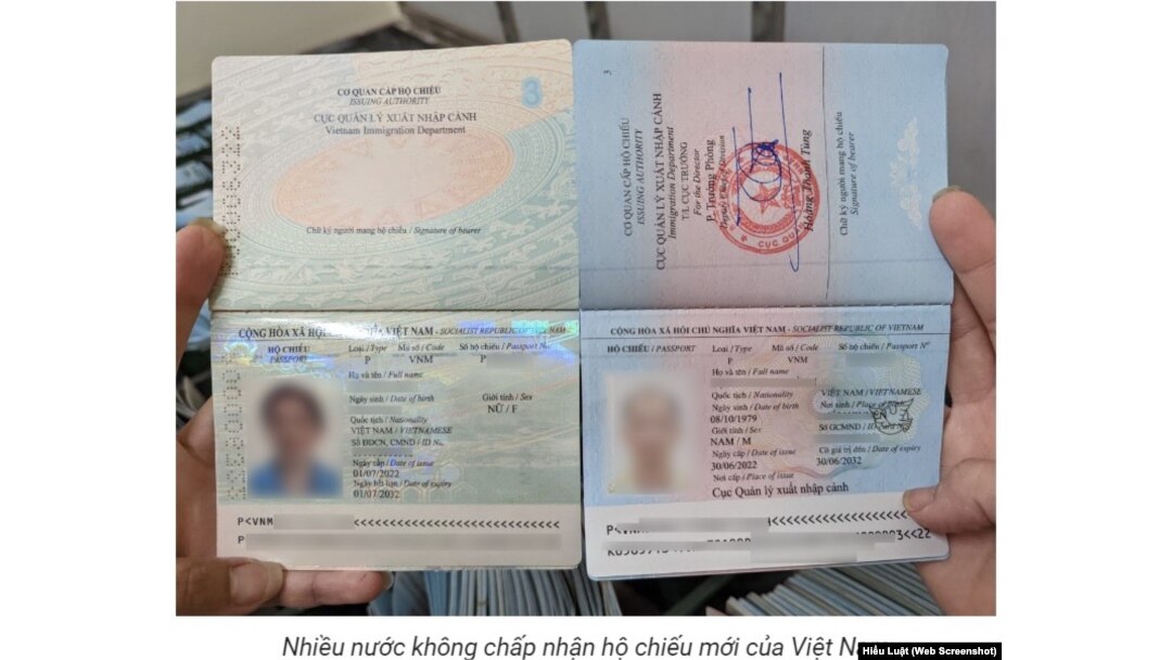 Phần thông tin người mang hộ chiếu mới (trái) không có "Nơi sinh" như trong hộ chiếu cũ (phải).