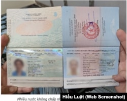 Phần thông tin người mang hộ chiếu mới (trái) không có "Nơi sinh" như trong hộ chiếu cũ (phải).