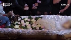 Tang lễ đầy thú bông của bé gái 4 tuổi người Ukraine bị Nga sát hại