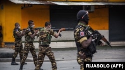 ARCHIVES - Des gendarmes malgaches se déploient dans la ville portuaire de Toamasina, le 3 juin 2020.