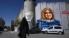 Mural buatan seniman Palestina Taqi Spateen yang berisi gambar jurnalis Palestina-Amerika Shireen Abu Akleh tersemat di tembok pemisah di Tepi Barat, Bethlehem, dalam foto yang diambil pada 6 Juli 2022. (Foto: AP/Mahmoud Illean)