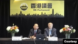 流亡海外香港人7月27日在加拿大多伦多举行香港议会选举筹委会记者会，筹委会主席何良懋（左）、倡议人袁弓夷（右）在记者会上。（照片来自会议视频）