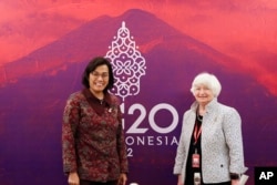 Menteri Keuangan Indonesia Sri Mulyani Indrawati (kiri), dan Menteri Keuangan AS Janet Yellen dalam pertemuan bilateral di sela-sela Pertemuan Menteri Keuangan dan Gubernur Bank Sentral G20 di Nusa Dua, Bali, Jumat, 15 Juli 2022. (Made Nagi/Pool via AP)