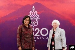 Menteri Keuangan Indonesia Sri Mulyani Indrawati (kiri), dan Menteri Keuangan AS Janet Yellen dalam pertemuan bilateral di sela-sela Pertemuan Menteri Keuangan dan Gubernur Bank Sentral G20 di Nusa Dua, Bali, Jumat, 15 Juli 2022. (Made Nagi/Pool via AP)