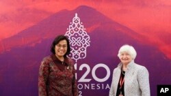 La ministra de Finanzas de Indonesia, Sri Mulyani Indrawati, a la izquierda, saluda a la secretaria del Tesoro de EEUU, Janet Yellen, durante su reunión bilateral al margen de la Reunión de Ministros de Finanzas y Gobernadores de Bancos Centrales del G20 en Nusa Dua, Bali, Indonesia, el viernes 15 de julio de 2022.
