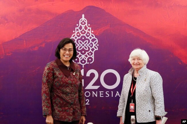 Menteri Keuangan Indonesia Sri Mulyani Indrawati (kiri), dan Menteri Keuangan AS Janet Yellen dalam pertemuan bilateral di sela-sela Pertemuan Menteri Keuangan dan Gubernur Bank Sentral G20 di Nusa Dua, Bali, Jumat, 15 Juli 2022. (Made Nagi/Pool via AP)