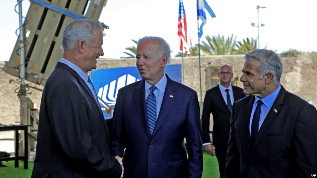 Američki predsjednik Joe Biden, izraelski premijer Yair Lapid  i ministar odbrane Benny Gantz, stoje ispred izraelskog odbrambenog sistema Iron Dome tokom obilaska aerodroma Ben Gurion u blizini Tel Aviva, 13. jula 2022. 
