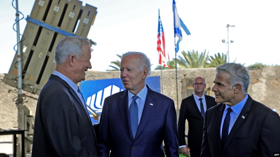 Perezida wa Amerika Joe Biden, umushikiranganji wa mbere wa Isirayeli Yair Lapid hamwe n'umushikiranganji wo kwivuna abansi ku kibuga c'indege Ben Gurion Airport hafi ya Tel Aviv, kw'itariki ya 13/07/2022 