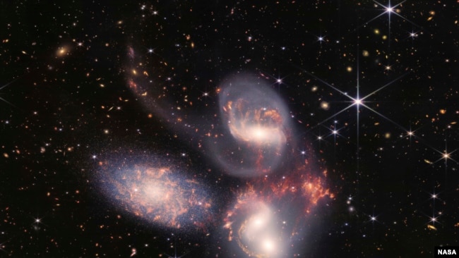 “Pesë galaktikat në kërcim kozmik”, 290 milionë vjet-drite larg. “Stephan’s Quintet” u diktuan për herë të parë para 225 vjetësh në yjësinë Pegasus.
