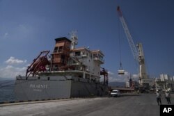 Kapal kargo Polarnet tiba di pelabuhan Derince di Teluk Izmit, Turki, Senin 8 Agustus 2022. (AP/Khalil Hamra)