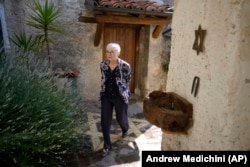Rabi Barbara Aiello berjalan di halaman sinagoge "Ner Tamid del Sud" (Cahaya Abadi dari Selatan) dan rumahnya di Serrastretta, Italia selatan, Jumat, 8 Juli 2022. (Foto: AP/Andrew Medichini)