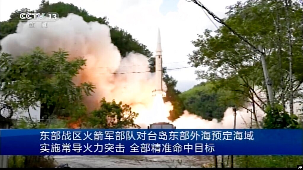 中国央视新闻的画面显示，一枚导弹从一个未披露的地点发射。(2022年8月4日)(photo:VOA)