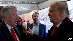 Imagen de un video publicado por el Comité de la Cámara muestra una foto del expresidente Donald Trump hablando con su jefe de gabinete Mark Meadows el 6 de enero de 2021. (Comité de la Cámara vía AP, Archivo)