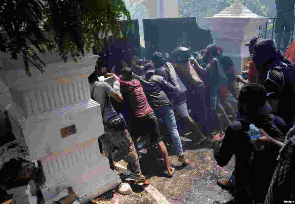 Demonstrators break the gate of Sri Lankan Prime Minister Ranil Wickremasinghe&#39;s office during a protest demanding for his resignation in Colombo, July 13, 2022.