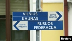Табличка на литовском языке с указанием движения поездов на пограничной железнодорожной станции Кибартай, рядом с российской Калининградской областью. Литва, 21 июня 2022 года
