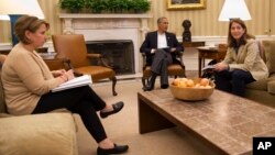 El presidente Barack Obama junto a la secretaria de Salud Sylvia Burwell y la asesora principal de seguridad, Lisa Monaco, en la Casa Blanca.