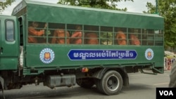 FILE PHOTO - A truck carrying prisoners made its way to the Supreme Court building in Phnom Penh, Cambodia, August 22, 2018. (Ty Aulissa/VOA Khmer)