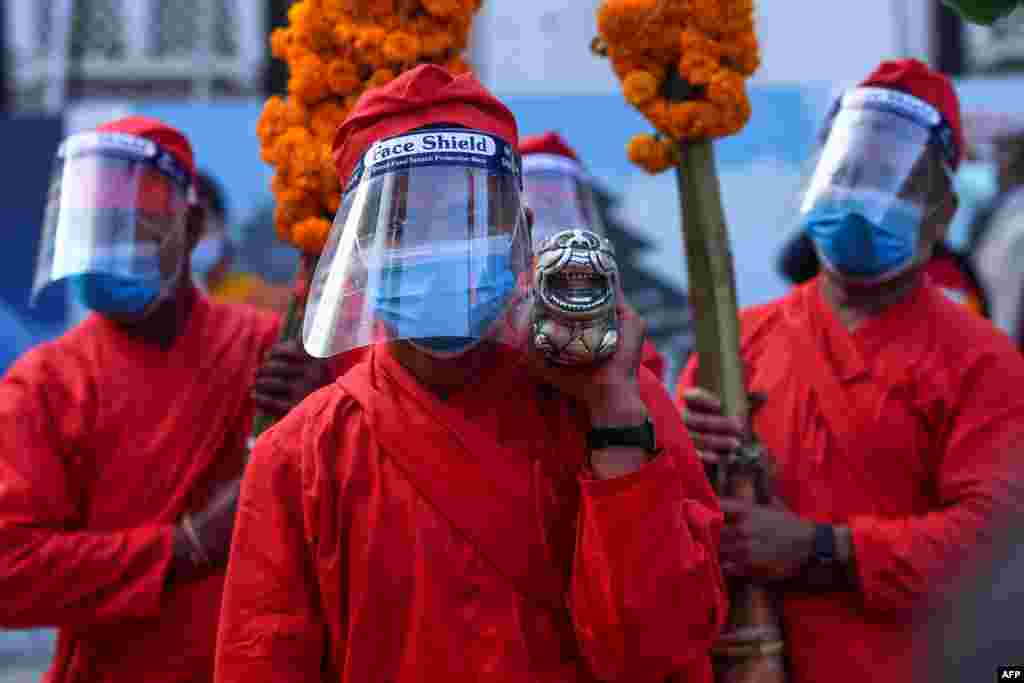 Devotees carry jamara plants used for blessings during the Fulpati procession marking the seventh day of the Nepali Hindu festival &#39;Dashain&#39; in Kathmandu, Nepal.