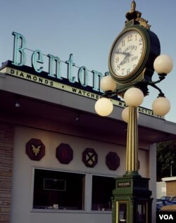 Globes on Benton’s Jewelers’ clock give it an old-fashioned look. (Carol M. Highsmith)