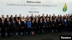 资料照片：2015年11月30日，在法国巴黎召开的世界气候变化大会（COP21）开幕式上，世界各国领导人合影留念。 （路透社照片）